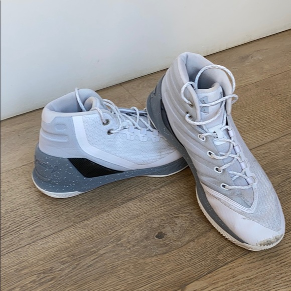 Basketball shoes - Picture 2 of 2